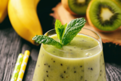 Smoothie vert : kiwi, banane, cacahuètes et spiruline