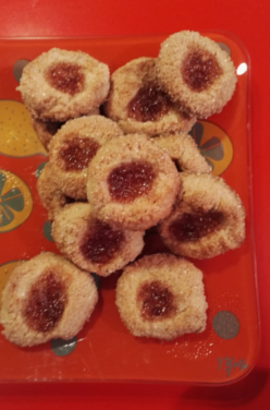 Thumbprint (« empreintes ») cookie – amande et confiture à la fraise naturéO