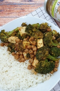 Poêlée vegan : brocolis, pois chiches et tofu